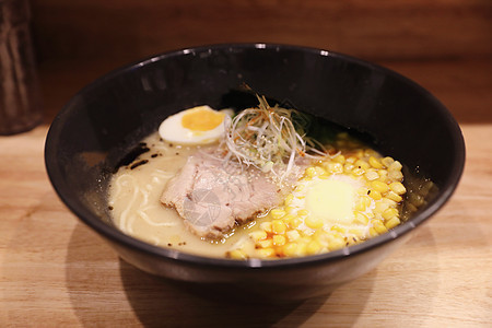 日本面条拉面 餐厅的当地日食猪肉健康盘子洋葱文化午餐食物美食烹饪浇头背景图片