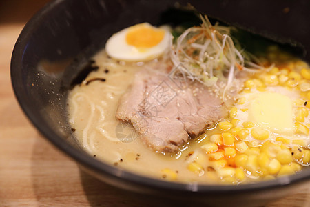 日本面条拉面 餐厅的当地日食豚骨文化洋葱食物美食蔬菜盘子大豆浇头烹饪背景图片