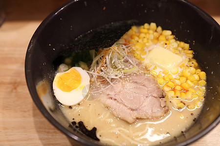 日本面条拉面 餐厅的当地日食茶树食物美食午餐浇头猪肉健康盘子文化蔬菜背景图片