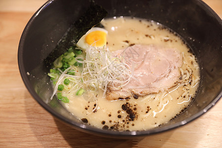 日本面条拉面 餐厅的当地日食午餐浇头文化豚骨蔬菜美食盘子烹饪茶树健康背景图片