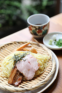 日本拉门面 加冷汤日本菜盘子食物烹饪猪肉筷子美食大豆肉汤蔬菜洋葱图片