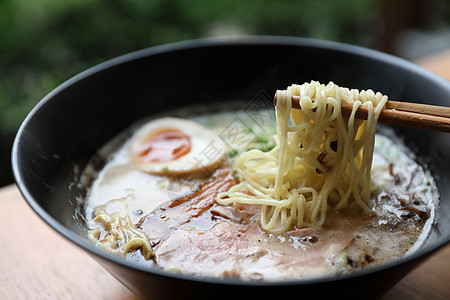 腊麦面 猪肉和日本菜汤鸡蛋豚骨餐厅文化午餐蔬菜美食拉面食物图片