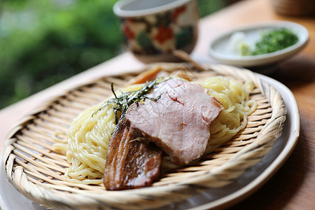 日本拉门面 加冷汤日本菜面条猪肉洋葱美食大豆蔬菜午餐烹饪筷子肉丸图片