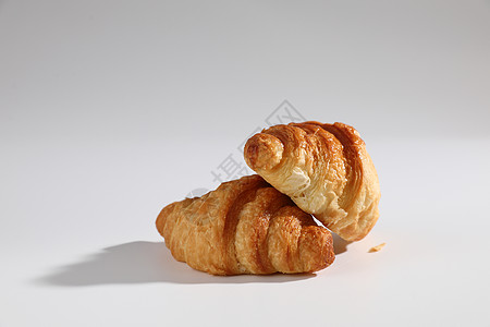 法式面包Croissant 孤立于Wihiite背景 阳光明亮餐厅晴天咖啡店美食包子小吃早餐金子甜点食物背景