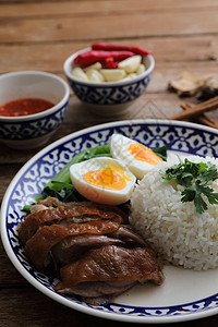 台湾食物当地泰国食品在木本背景中孤立的米饭上煮猪肉腿街道食物文化盘子午餐美食背景