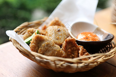 白种日本炸鸡 加柠檬和木本的酱汁盘子餐厅木头美食小吃桌子烹饪小菜食物油炸图片