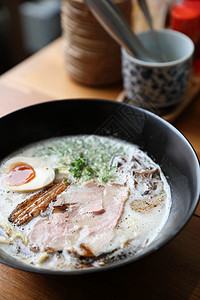 腊麦面 猪肉和日本菜汤鸡蛋餐厅豚骨食物午餐美食蔬菜拉面文化图片