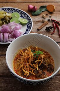 当地北泰国北部食用土鸡蛋面条咖哩蔬菜大豆午餐草本植物食物牛肉辣椒木头柠檬面条图片