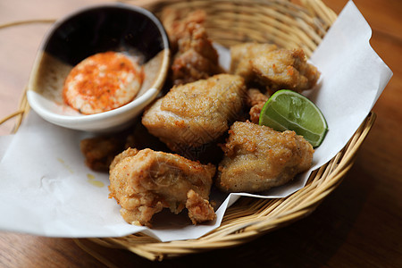 白种日本炸鸡 加柠檬和木本的酱汁桌子美食午餐小菜烹饪餐厅食物小吃油炸盘子图片