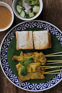 当地泰国食物猪肉沙戴 配有以木本为隔离的食人鱼酱烧烤文化沙爹沙拉美食街道辣椒炙烤餐厅花生图片