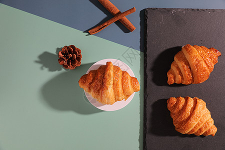 Croissant 孤立在阳光明媚的光芒下小吃食物包子糕点咖啡店美食餐厅金子早餐蛋糕图片