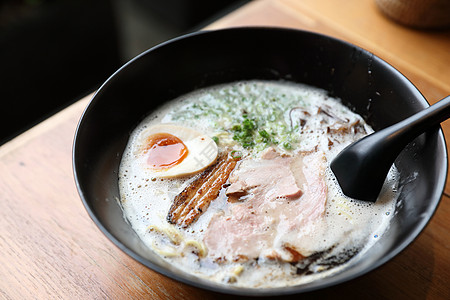 腊麦面 猪肉和日本菜汤鸡蛋美食餐厅蔬菜豚骨拉面午餐食物文化图片