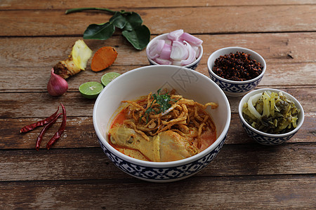 当地北部泰国食物 土食鱼蛋面卷咖哩和木本鸡洋葱蔬菜餐厅美食大豆营养午餐辣椒草本植物柠檬图片