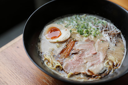 腊麦面 猪肉和日本菜汤鸡蛋蔬菜午餐文化餐厅拉面美食食物豚骨背景图片