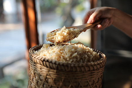 紧紧贴上威克篮子上的有机煮褐大米种子食物宏观烹饪粮食纤维饮食美食植物营养图片