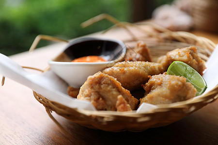 白种日本炸鸡 加柠檬和木本的酱汁油炸盘子食物餐厅桌子小菜午餐烹饪木头小吃图片