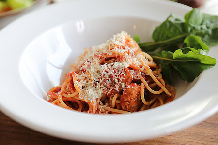 Bolognese 意大利香腸和番茄醬加干酪和烤肉桌子午餐盘子木头香肠食物蔬菜面条牛肉草本植物图片