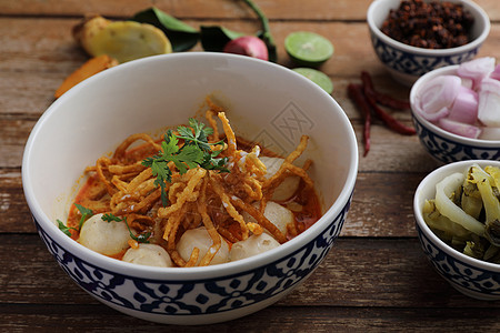 当地北部泰国食品 土食鱼蛋面咖哩和木本肉丸大豆午餐餐厅食物洋葱辣椒蔬菜营养面条木头图片