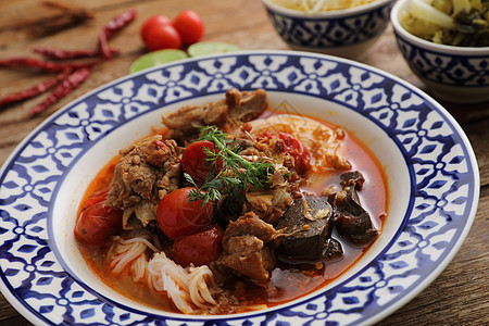 当地北部塔伊北端食物面条和烧辣汤中的猪肉 木本烹饪传统午餐食品街道文化健康辣椒木头美食图片