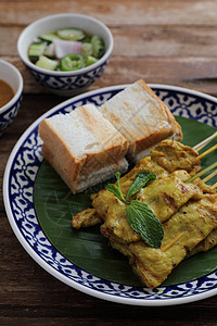 当地泰国食物猪肉沙戴 配有以木本为隔离的食人鱼酱美食花生烧烤辣椒文化炙烤午餐餐厅沙拉街道图片