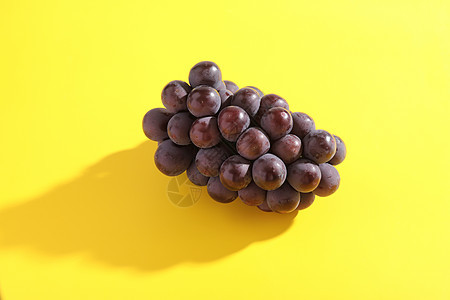 在黄色背景中孤立的红葡萄果汁水果叶子甜点浆果健康饮食紫色酒厂食物图片