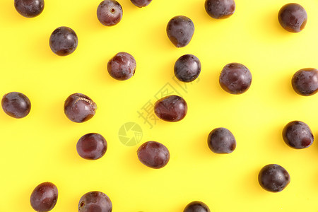 红色葡萄以黄色背景隔离顶部视图浆果营养饮食植物紫色藤蔓果汁食物树叶甜点图片