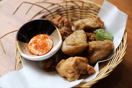 白种日本炸鸡 加柠檬和木本的酱汁午餐美食木头小吃食物桌子餐厅盘子小菜油炸图片