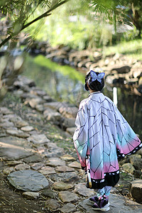 日本动漫 cosplay 女孩与漫画服装与日本主题花园的肖像扮演头发化妆品刀刃角色卡通片文化森林武士扮演者图片