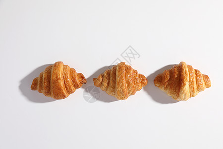Croissant 孤立于Wihiite背景 阳光明亮糕点餐厅食物小吃咖啡店甜点工作室包子金子早餐图片