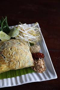当地泰国食用便达油炸面美食菜单午餐面条食物餐厅筷子花生柠檬蔬菜图片