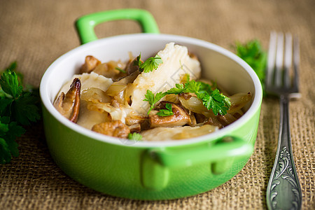 盘子里有洋葱和蘑菇的马铃薯子饺子桌子陶瓷奶油蔬菜糕点高温午餐制品抛光图片