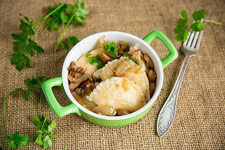 盘子里有洋葱和蘑菇的马铃薯子饺子蔬菜午餐陶瓷面粉高温奶油抛光土豆厨房图片