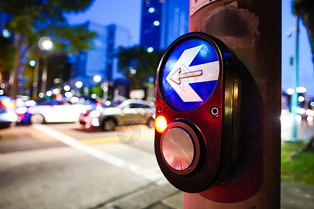 在 SIGAPO 中特写交叉信号按钮交通路面安全控制红绿灯路口旅行车道市中心警告图片