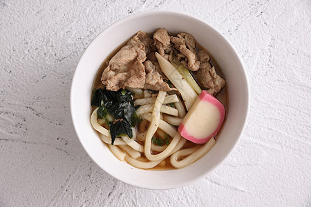 白背景的乌东面面条与猪肉分离蔬菜洋葱拉面小麦食物大豆烹饪传统午餐牛肉图片