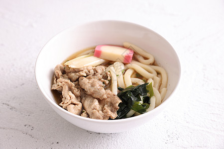 白背景的乌东面面条与猪肉分离食物拉面传统午餐肉汤美食大豆蔬菜烹饪小麦图片