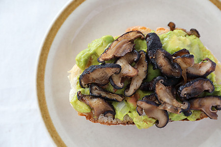 以白底烤蘑菇和鳄梨汤午餐盘子早餐小吃乡村蘑菇饮食沙拉胡椒生活方式图片