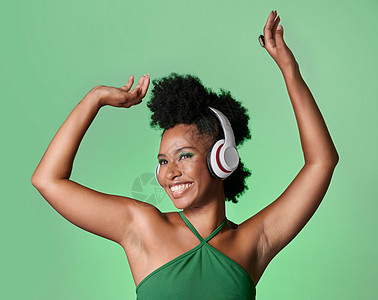 在样机工作室背景下播放播客时 绿屏音乐 广播舞蹈和面带微笑的黑人女性 快乐而微笑的非洲人 带着耳机的音频跳舞能量图片