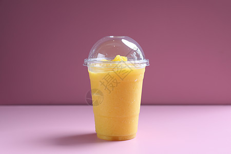 芒果冰淇淋奶昔 用粉红背景的玻璃擦除图片
