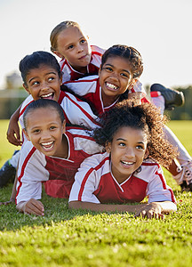 在比赛 比赛或比赛中获胜后 团队 儿童和运动场上的快乐 女孩 在足球 橄榄球或草地运动中团队合作后 微笑并在一起 以获得动力 多图片