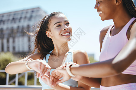 非洲选手和女性对夏季健身后在数字时钟上进行运动训练感到高兴 校对 Portnoy inform_BAR__BAR_Thill图片