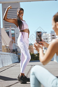 健身 朋友和社交媒体影响者为城市中的健康视频博客拍摄强大的力量姿势 黑人女性和摄影师在锻炼期间的健康 培训和博客广告图片