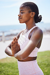 自然瑜伽 冥想和黑人妇女在旧金山市的草地上祈祷精神健康 平静 快乐 年轻的非洲女孩在公园里为做禅宗锻炼图片