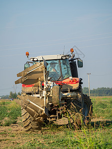 夏季结束时 农民驾驶拖拉机耕种田地农业种植园风光工作施肥栽培地面农田危机土壤图片