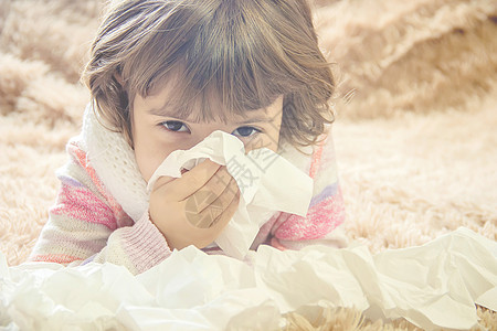 孩子很冷 鼻子不灵 专注有选择 孩子们横幅房屋女孩咽喉咳嗽流鼻涕玩具支气管炎流感妈妈图片