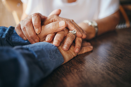信任 爱情和老夫妻手牵着手 在婚姻 生活和退休生活中以同理心相互支持 感恩 理解和老妇人同情地安慰她的高级伴侣图片