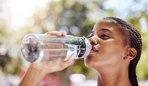 健身女孩在运动 马拉松训练或有氧运动后喝瓶水来提神 健康 健康和疲惫的黑人女性 跑步者或运动员在跑步后用液体放松图片