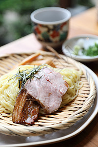 日本拉门面 加冷汤日本菜面条盘子食物午餐烹饪筷子豆腐猪肉肉丸美食图片