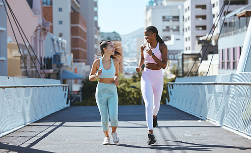 健康的女性和朋友们一起在城市的桥上跑步 以锻炼和锻炼生活方式 与年轻 快乐和运动的人的女孩友谊在城市城镇享受有氧运动图片