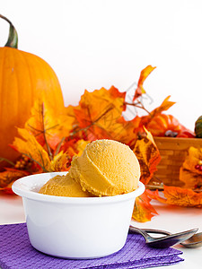 南瓜金盖拉托奶油水果橙子甜点冰淇淋勺叶子金属餐具食物冰淇淋图片