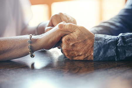 支持 希望和老两口爱手牵手 表达婚姻中的同理心 感恩和团结 信任 老人和老年妇女在退休生活中相互关心 尊重和帮助图片